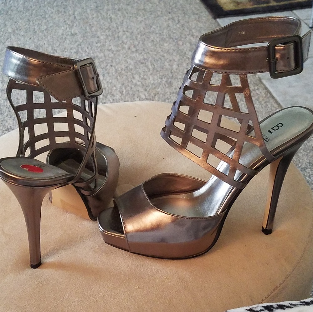 Caged platform heel